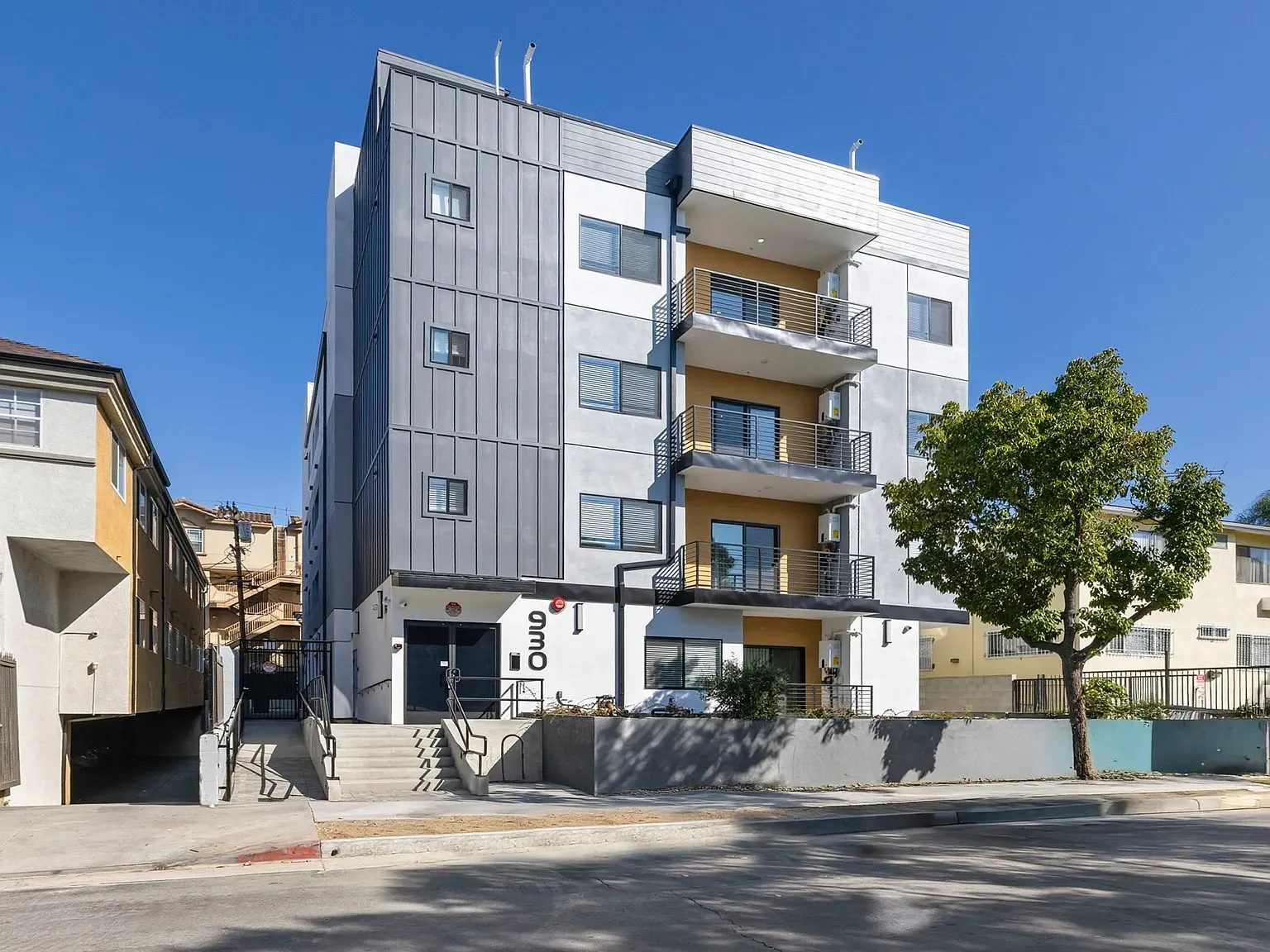 930 S Gramercy Dr exterior