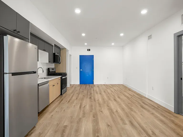 402 at 930 S Gramercy Dr