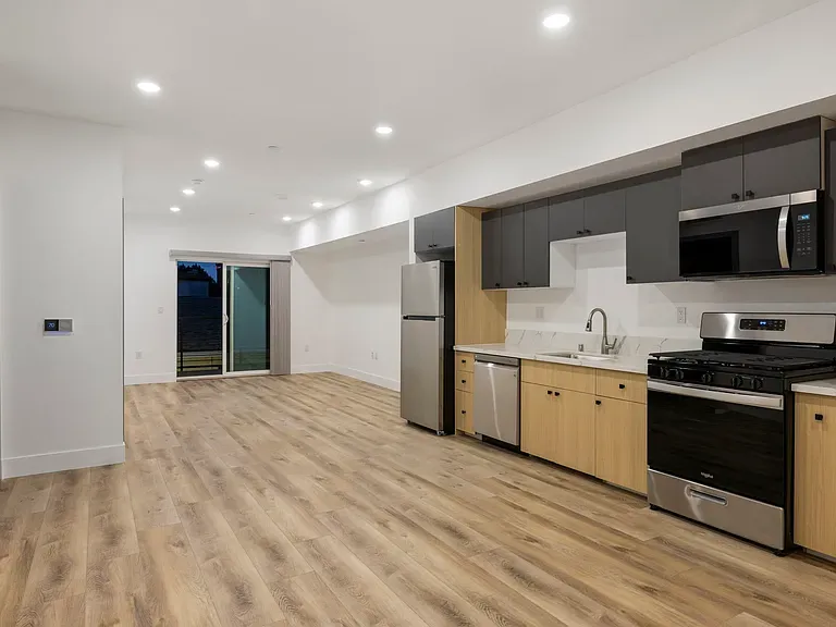 Unit 103 at 930 S Gramercy Dr